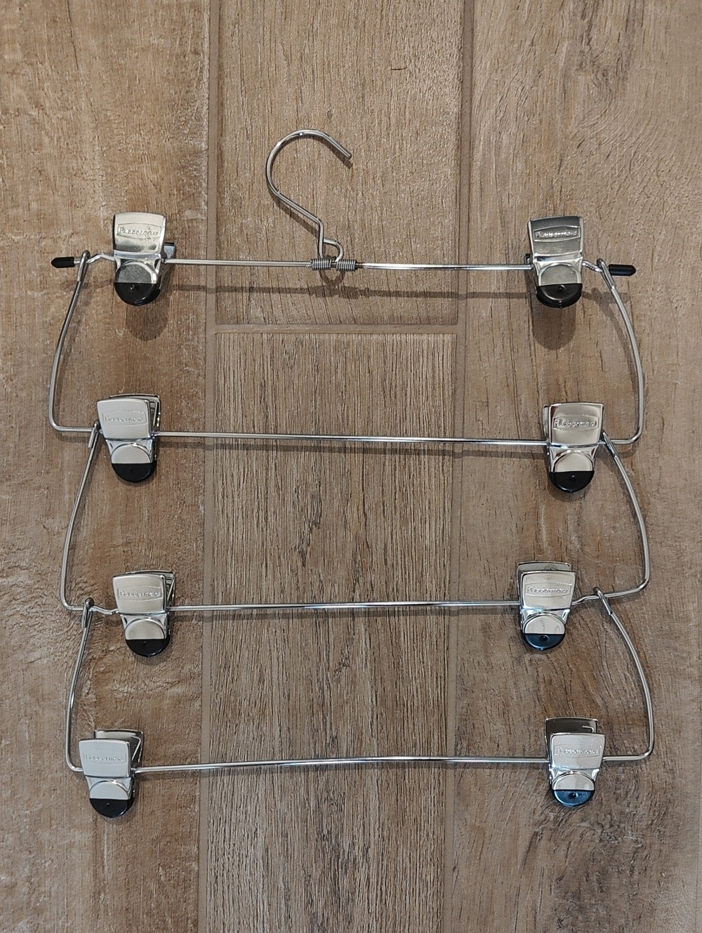 EUC Rubbermaid Skirt Hanger